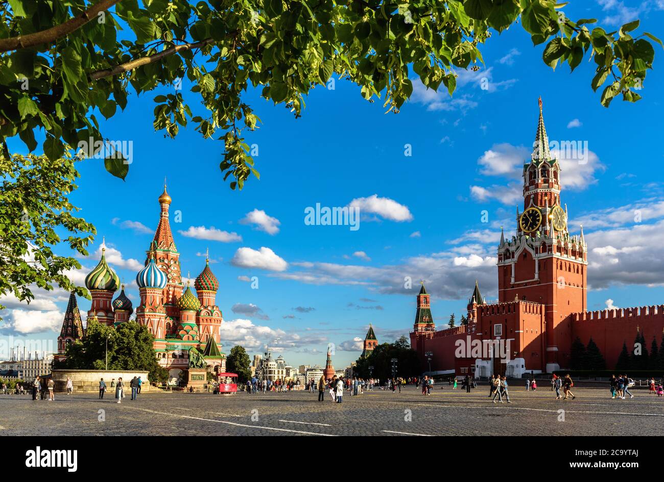 Moskau - 23. Juli 2020: Basilius`s Kathedrale und Kreml auf dem Roten Platz in Moskau, Russland. Dieser Ort ist berühmte Touristenattraktion von Moskau, Top Russi Stockfoto